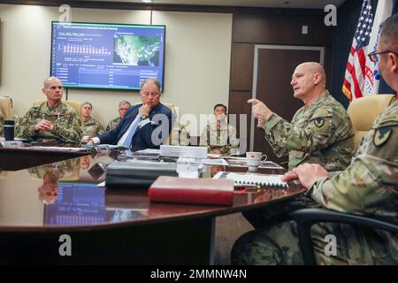 (Von links nach rechts) Generalleutnant Omar Jones, der General des Installationsmanagementkommandos, und Ron Shindel, Kommandant der Hafenbehörde von New York und New Jersey, hören General Ed Daly, General des Armeemateriel Command, beim AMC Commander’s Forum am 21-22. September im AMC-Hauptquartier. Stockfoto