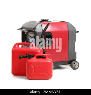 Kanister und tragbarer Benzingenerator auf weißem Hintergrund Stockfoto