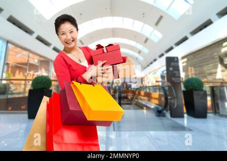 Frauen mittleren Alters und alte Frauen mit Einkaufstaschen Stockfoto