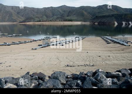 Lucky Peak Lake (Reservoir) an der Kanalisation des Boise River, SW Idaho, bei einem kritisch niedrigen Wasserstand (50 % Kapazität) Anfang April zu Beginn der irr Stockfoto