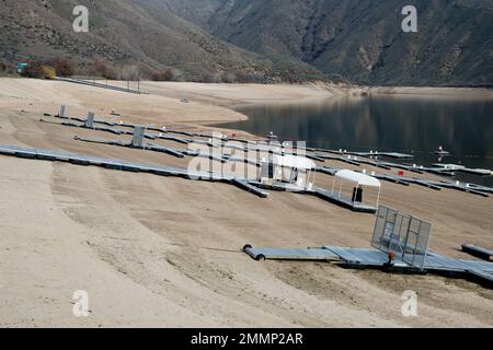 Lucky Peak Lake (Reservoir) an der Kanalisation des Boise River, SW Idaho, bei einem kritisch niedrigen Wasserstand (50 % Kapazität) Anfang April zu Beginn der irr Stockfoto