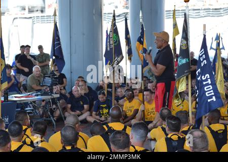 Norfolk (21. September 2022) der pensionierte Chief Warrant Officer der US-Armee, Five, Phillip Brashear, spricht im Rahmen der jährlichen Chief Petty Officer Heritage Days 21. mit ausgewählten Chief Petty Officers aus verschiedenen Kommandos in der Region Hampton Roads, Virginia. Die Veranstaltung wurde vom Hampton Roads Naval Museum ausgerichtet und ermöglichte es ausgewählten Personen, im Museum und an Bord des Schlachtschiffs Wisconsin ein Geschichts- und Kulturtraining zu erhalten. CW5 Brashear diente in der U.S. Navy in einer eingetragenen Kapazität. Später trat er der Nationalgarde der Virginia Army bei, wo er 1991 als Offizier-Pilot tätig war. Er eventuall Stockfoto