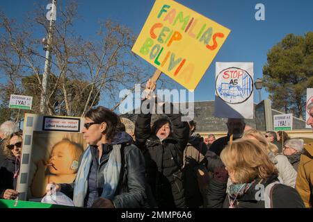 Madrid, Spanien. 29. Januar 2023. Eine Demonstration in der Mitte der Extremadura-Schnellstraße aufgrund des Stillstands von Projekten auf der A-5. Die letzte städtische Autobahn in Madrid wird zum ersten Mal seit 30 Jahren aus Protest gegen den Lärm und die Umweltverschmutzung der Autobahn abgeschnitten, wobei eine Lösung in Form einer Beerdigung gefordert wird. Der Protest wird von den Nachbarschaftsverbänden des Viertels Latina einberufen und von der Regionalen Nachbarschaft Madrids (FRAVM) unterstützt, (Foto von Alberto Sibaja/Pacific Press) Kredit: Pacific Press Media Production Corp./Alamy Live News Stockfoto