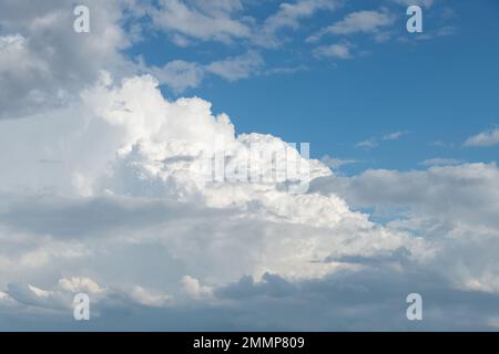 Cumulus nimbus Sturmwolken entwickeln sich mit teilweise blauem Himmel, Hintergrund, Himmelswechsel, Landschaft. Stockfoto