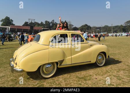 Kalkutta, Westbengalen, Indien. 29. Januar 2023. Kinder genießen die Oldtimer-Rallye in Kalkutta. (Kreditbild: © Sudipta das/Pacific Press via ZUMA Press Wire) NUR REDAKTIONELLE VERWENDUNG! Nicht für den kommerziellen GEBRAUCH! Stockfoto