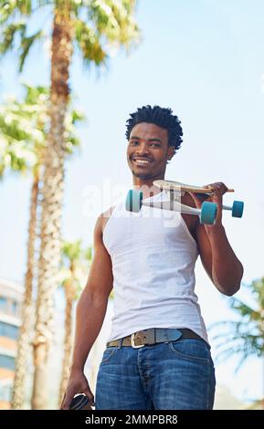 Die Stadt ist mein Spielplatz. Porträt eines jungen Skaters in der Stadt. Stockfoto