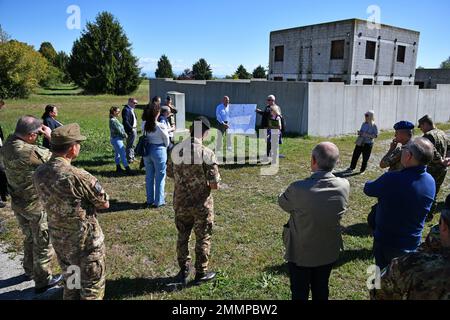 Perry Doerr, Chief Training Branch, United States Army Europe and Africa Mission Support Element Vicenza, Centre, erklärt den Teilnehmern des Workshops zum Thema Sustainable Training Area Management, Pordenone, Italien, am 21. September 2022, das Projekt für den Bau einer neuen Einrichtung im Dandolo Trainingsbereich. Der Veranstaltungsdialog sollte eine sich entwickelnde Beziehung zwischen militärischen und zivilen Vertretern stärken und verbessern. Stockfoto