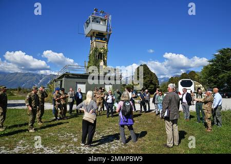 Perry Doerr, Chief Training Branch, United States Army Europe and Africa Mission Support Element Vicenza, Centre, erklärt den Teilnehmern des Workshops zum Thema Sustainable Training Area Management, Pordenone, Italien, am 21. September 2022, das Projekt für den Bau einer neuen Einrichtung im Dandolo Trainingsbereich. Der Veranstaltungsdialog sollte eine sich entwickelnde Beziehung zwischen militärischen und zivilen Vertretern stärken und verbessern. Stockfoto