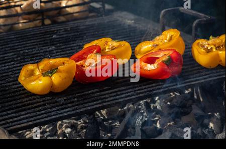 Gegrillte rote Paprika auf einer Grillplatte, Nahaufnahme. Vegetarische Bio-Lebensmittel. Stockfoto