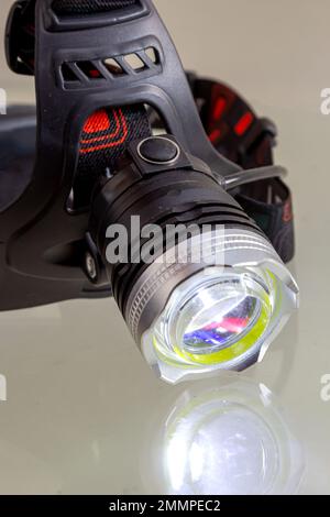 Eine tragbare Taschenlampe, isoliert auf weißem Hintergrund. Stockfoto