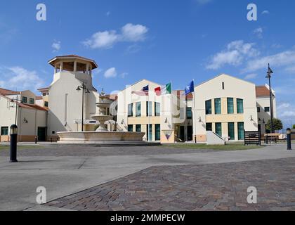 220921-N-OX321-2011 MARINELUFTSTATION SIGONELLA, ITALIEN (SEPT 21, 2022) Blick auf das Gebäude des Hauptquartiers der Marineluftstation Sigonella, 21. September 2022. Die strategische Lage von NAS Sigonella ermöglicht es US-amerikanischen, alliierten und Partnernationen, ihre Kräfte je nach Bedarf einzusetzen und zu reagieren, um Sicherheit und Stabilität in Europa, Afrika und Central Command zu gewährleisten. Stockfoto