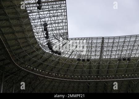 Lichter und Lautsprecher des Sportstadions, des Dachs des Fußballstadions. Stockfoto