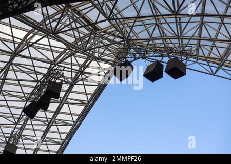 Lichter und Lautsprecher des Sportstadions, des Dachs des Fußballstadions. Stockfoto