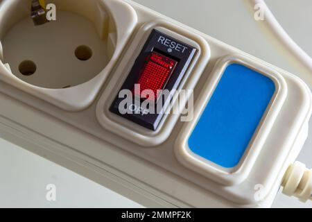 Nahaufnahme der Steckdosenleiste der Verlängerung auf weiß isoliert. Stockfoto