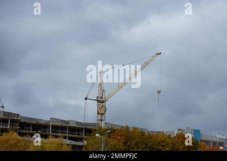 Krane über neuen Hochhausgebäuden im Bau in Neustadt. Stockfoto