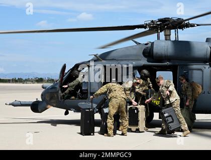 Die Luftbesatzung bereitet einen HH-60G Pave Hawk aus dem 66. Rescue Squadron auf der Nellis Air Force Base, Nevada, für seinen letzten Flug vor, bevor sie zur 309. Aerospace Maintenance and Regeneration Group auf der Davis-Monthan Air Force Base, Arizona, am 21. September 2022 zurücktritt. US Air Force Col. Paul Sheets, 355. Wing Vizekommandant, pilotierte den HH-60G Pave Hawk während seines letzten Fluges über Tucson, Arizona. Stockfoto