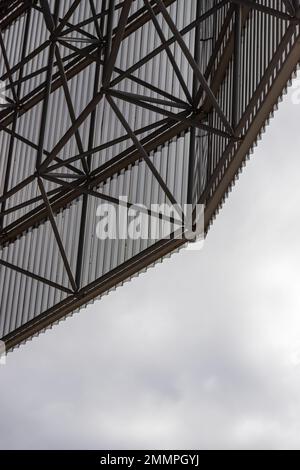 Lichter und Lautsprecher des Sportstadions, des Dachs des Fußballstadions. Stockfoto