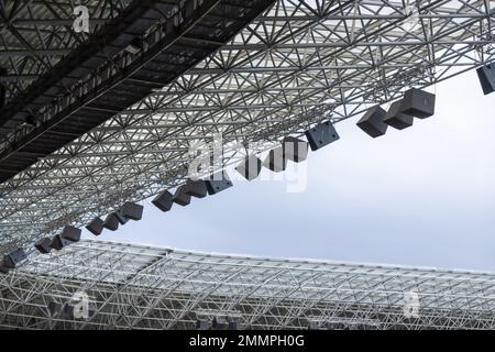 Lichter und Lautsprecher des Sportstadions, des Dachs des Fußballstadions. Stockfoto