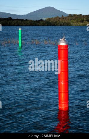 Rote und grüne Navigationsmarkierungen auf beiden Seiten des Schiffskanals, die nach Motuoapu Marina, Lake Taupo, North Island, Neuseeland führen Stockfoto