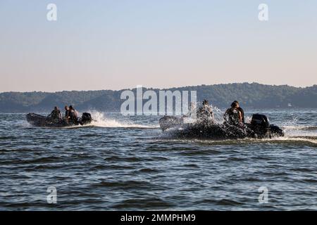 Anlässlich des 61.. Jahrestages der 5. Special Forces Group (Airborne) nahmen Soldaten am jährlichen Wassersprung während der Reunion Week im Paris Landing State Park, TN, Teil. Der Tag fand am 24. September 2022 statt. Stockfoto