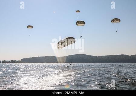 Anlässlich des 61.. Jahrestages der 5. Special Forces Group (Airborne) nahmen Soldaten am jährlichen Wassersprung während der Reunion Week im Paris Landing State Park, TN, Teil. Der Tag fand am 24. September 2022 statt. Stockfoto