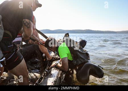 Anlässlich des 61.. Jahrestages der 5. Special Forces Group (Airborne) nahmen Soldaten am jährlichen Wassersprung während der Reunion Week im Paris Landing State Park, TN, Teil. Der Tag fand am 24. September 2022 statt. Stockfoto