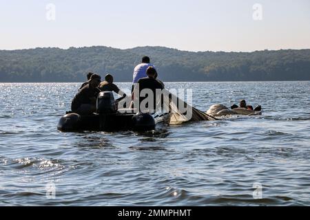 Anlässlich des 61.. Jahrestages der 5. Special Forces Group (Airborne) nahmen Soldaten am jährlichen Wassersprung während der Reunion Week im Paris Landing State Park, TN, Teil. Der Tag fand am 24. September 2022 statt. Stockfoto