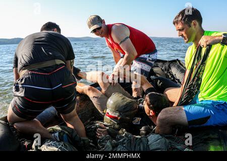 Anlässlich des 61.. Jahrestages der 5. Special Forces Group (Airborne) nahmen Soldaten am jährlichen Wassersprung während der Reunion Week im Paris Landing State Park, TN, Teil. Der Tag fand am 24. September 2022 statt. Stockfoto