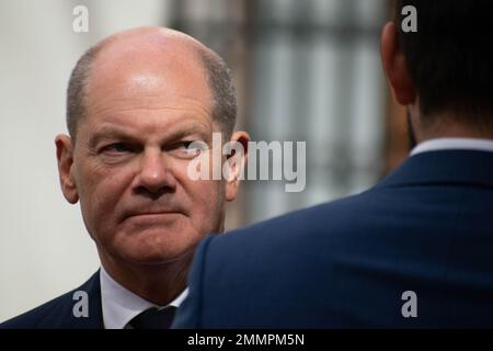 Santiago, Metropolitana, Chile. 29. Januar 2023. Bundeskanzler Olaf Scholz sieht den chilenischen Präsidenten Gabriel Boric bei einer Zeremonie im Präsidentenpalast La Moneda in Santiago, Chile. (Kreditbild: © Matias Basualdo/ZUMA Press Wire) NUR REDAKTIONELLE VERWENDUNG! Nicht für den kommerziellen GEBRAUCH! Stockfoto