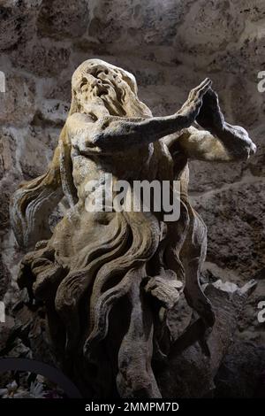 Steinskulptur von St. Onuphrius, Rukomysh. Geschrieben von Pinzel. Stockfoto