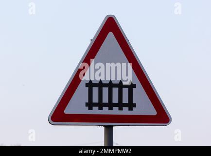 Straßenschild mit Hinweis auf eine Schranke oder ein Tor vor uns. Stockfoto