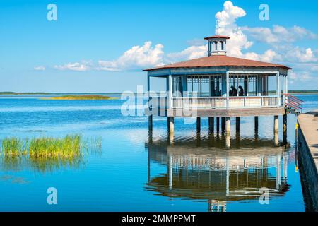 Hölzerner Sightseeing-Pavillon an der Strandpromenade von Haapsalu. Estland, baltische Staaten, Europa Stockfoto