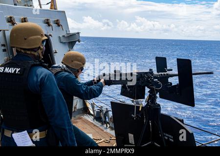 PHILIPPINE SEA (22. Sept. 2022) Chief Gunner's Mate Jeremiah Thomas aus Brooklyn, New York, und Gunner's Mate Seaman Weston Spoon aus Anaheim, Kalifornien, feuern Sie während .50 einer Schießübung in Live-Feuer an Bord der Arleigh Burke-Klasse geführten Raketenzerstörerin USS Milius (DDG 69) in der Philippinischen See. September 22. Milius ist dem Befehlshaber, der Task Force 71/Destroyer Squadron (DESRON) 15, der größten nach vorn eingesetzten DESRON der Marine und der Hauptstreitkräfte der US-7.-Flotte zugewiesen. Stockfoto