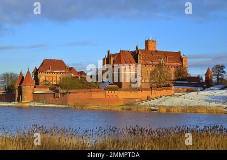 Schloss Malbork in der polnischen Region Pommern. UNESCO-Weltkulturerbe. Die Festung der teutonischen Ritter, auch bekannt als Marienburg. Der Fluss Nogat Stockfoto