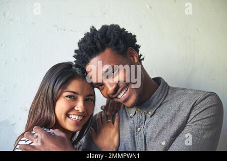 Das Leben ist schön mit Liebe darin. Porträt eines liebevollen jungen Paares draußen. Stockfoto