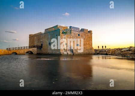 Schloss Paphos auf der mittelmeerinsel Zypern bei Sonnenuntergang Stockfoto