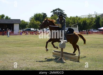 Sergeant Vincent Aquino, ein Soldat der Fort Carson Mountain Color Guard (FCMCG), und sein Pferd, Sergeant Slim, schlugen während des bergigen Säbelanteils des National Cavalry Competition 2022 auf dem historischen Wahrzeichen Fort Reno in El Reno, Okla., 22. September 2022, eine Puppe. Der nationale Kavalleriewettbewerb 2022 wird das erste Mal sein, dass dieses FCMCG-Team auf nationaler Ebene antritt. Stockfoto