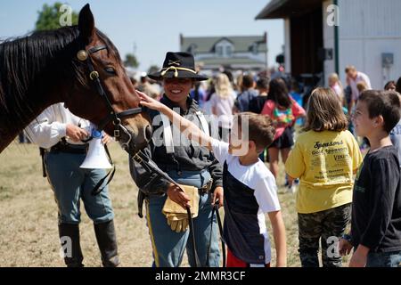 Sgt. Vincent Aquino, ein Soldat der Fort Carson Mountain Color Guard (FCMCG), galoppiert mit seinem Pferd, Sgt. Slim, während des bergseitigen Säbelteils des National Cavalry Competition 2022 auf dem historischen Wahrzeichen Fort Reno in El Reno, Okla., 22. September 2022. Der nationale Kavalleriewettbewerb 2022 wird das erste Mal sein, dass dieses FCMCG-Team auf nationaler Ebene antritt. Stockfoto