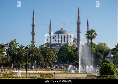 Die große Moschee Hagia Sophia in Istanbul wurde zwischen 532 und 537AD vom römischen Kaiser Justinian als christliche Kathedrale in Konstantinopel erbaut Stockfoto