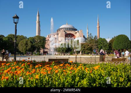 Die große Moschee Hagia Sophia in Istanbul wurde zwischen 532 und 537AD vom römischen Kaiser Justinian als christliche Kathedrale in Konstantinopel erbaut Stockfoto