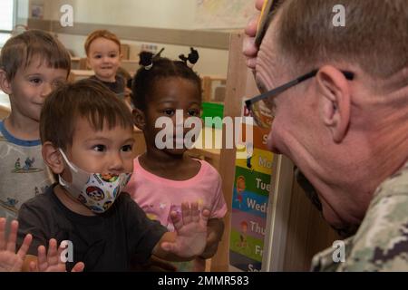 YOKOSUKA, Japan (Sept 22, 2022) – Vice Adm. Yancy Lindsey, Commander, Navy Installations Command, interagiert mit Kindern im Gridley Child Development Center (CDC) an Bord von Commander, Fleet Activities Yokosuka (CFAY) während einer Tour. Seit mehr als 75 Jahren stellt, pflegt und betreibt CFAY Basiseinrichtungen und -Dienste zur Unterstützung der vorbereitenden Seestreitkräfte der US-7.-Flotte, der Mieterkommandos und Tausender militärischer und ziviler Mitarbeiter sowie ihrer Familien. Stockfoto