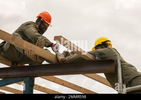 Angehörige der Streitkräfte der Republik Fidschi befestigen Dachsparren an den Stäben, um die Installation des Metallblechdachs in einer gemeinsamen Konstruktion mit dem 1. Zug, 797. Vertical Engineer Company aus Barrigada, Guam, USA, vorzubereiten Army Reserve, eines neuen Auditoriums für die Dorfschule Ratu Nalevawada während der Übung Cartwheel 2022 Nadi, Fidschi, 22. September 2022. Die militärische Ausbildung mit den RFMF-Truppen erhöht die Bereitschaft und die Fähigkeit, schnell zu reagieren. Durch eine effektive Zusammenarbeit in Krisensituationen, wie z. B. Naturkatastrophen, werden die Reaktionsmöglichkeiten bei drohenden Situationen verbessert Stockfoto