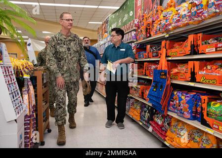 YOKOSUKA, Japan (Sept 22, 2022) – Vice Adm. Yancy Lindsey, Commander, Navy Installations Command, erhält eine Tour durch den Yokosuka Commissary an Bord von Commander, Fleet Activities Yokosuka (CFAY), begleitet von Store Director, William Hicks, im Rahmen einer Basistour. Seit mehr als 75 Jahren stellt, pflegt und betreibt CFAY Basiseinrichtungen und -Dienste zur Unterstützung der vorbereitenden Seestreitkräfte der US-7.-Flotte, der Mieterkommandos und Tausender militärischer und ziviler Mitarbeiter sowie ihrer Familien. Stockfoto