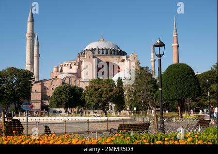 Die große Moschee Hagia Sophia in Istanbul wurde zwischen 532 und 537AD vom römischen Kaiser Justinian als christliche Kathedrale in Konstantinopel erbaut Stockfoto