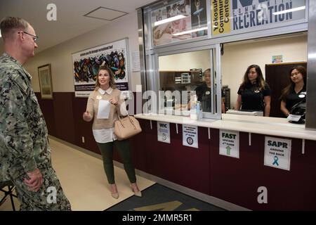 YOKOSUKA, Japan (Sept 22, 2022) – Vice Adm. Yancy Lindsey, Commander, Navy Installations Command, spricht mit Mitarbeitern des Yokosuka Community Center Programs Office an Bord von Commander, Fleet Activities Yokosuka (CFAY) im Rahmen einer Basistour. Seit mehr als 75 Jahren stellt, pflegt und betreibt CFAY Basiseinrichtungen und -Dienste zur Unterstützung der vorbereitenden Seestreitkräfte der US-7.-Flotte, der Mieterkommandos und Tausender militärischer und ziviler Mitarbeiter sowie ihrer Familien. Stockfoto