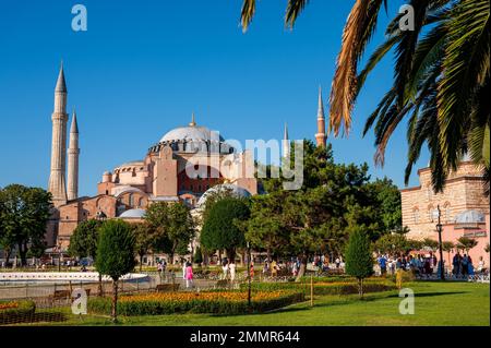 Die große Moschee Hagia Sophia in Istanbul wurde zwischen 532 und 537AD vom römischen Kaiser Justinian als christliche Kathedrale in Konstantinopel erbaut Stockfoto