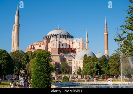 Die große Moschee Hagia Sophia in Istanbul wurde zwischen 532 und 537AD vom römischen Kaiser Justinian als christliche Kathedrale in Konstantinopel erbaut Stockfoto