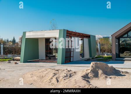 Neu gebautes Gebäude mit Metallrahmen und Abstellgleis. Bau eines neuen winzigen Hauses. Selektiver Fokus Stockfoto