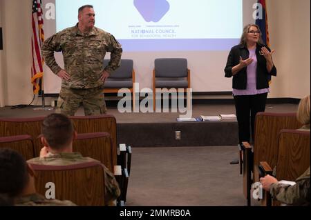 Der 162. Flügel der Morris Air National Guard ANG) Base veranstaltete hier vom 22. Bis 23. September einen MHFA-Trainingskurs (Mental Health First Aid). Darci Thompson, 162. Wing Director of Psychological Health (DPH), koordinierte die Bemühungen, Master Sgt. Timothy Cotterall, einen 137. Special Operations Wing Security Forces Defender, der den Kurs seit zwei Jahren lehrt, nach Tucson zu bringen. Cotterall reiste von seinem Dienstort in will Rogers ANG Base, Okla., um die 30 anwesenden Dienstboten auszubilden. Stockfoto