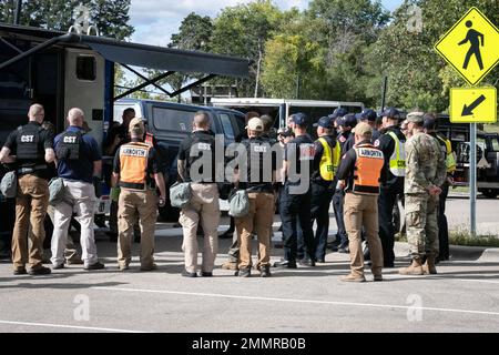 Das 55th Civil Support Team der Minnesota National Guard führt am 22. September 2022 ein Training in der Nähe des Como Regional Park in St. Paul, Minnesota durch. Die Einheit nahm an einer Übung mit mehreren interinstitutionellen Partnern teil, darunter die Einsatzteams der Feuerwehr St. Paul für Gefahrstoffe. (Minnesota National Guard Foto von Staff Sgt. Mahsima Alkamooneh) Army North, CBRNE, Civil Support Team, Minnesota, National Guard, Partnerschaften, Stockfoto